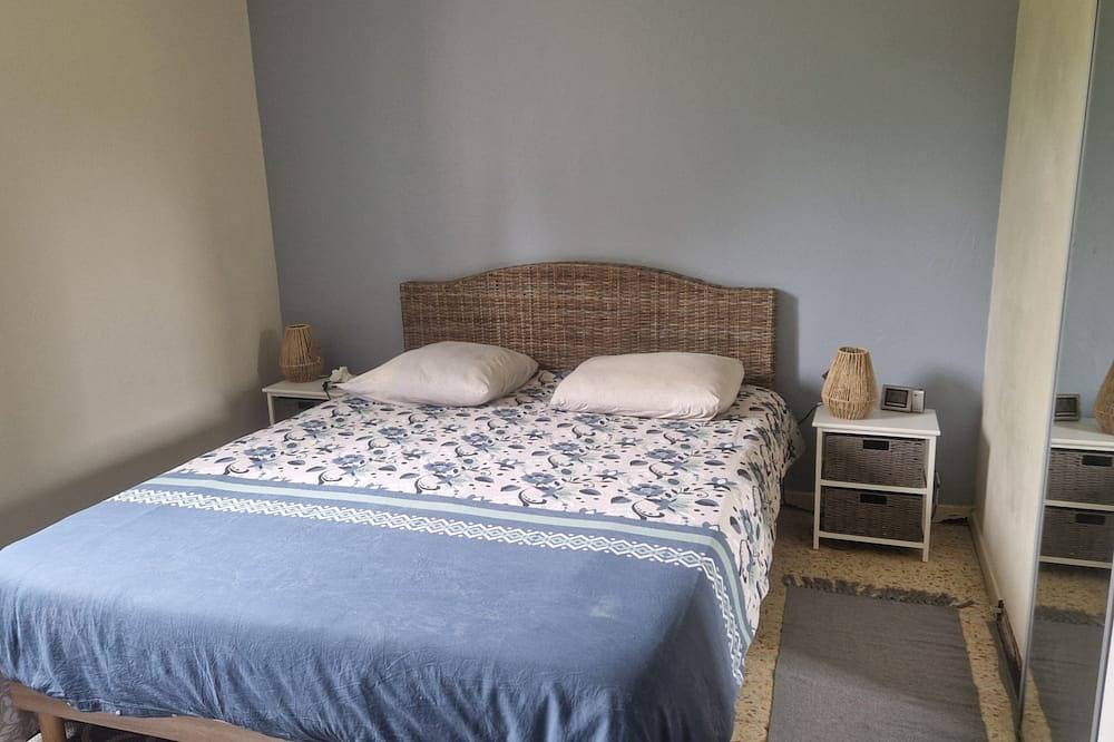 Just 10 minutes from Avignon! Country house in a haven of peace. in Sauveterre, Nimes region