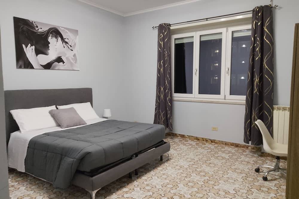 Entire apartment, [Serapo Beach] Penthouse-150sqm with private parking, close to the sea and with a view. in Serapo Beach, Gaeta