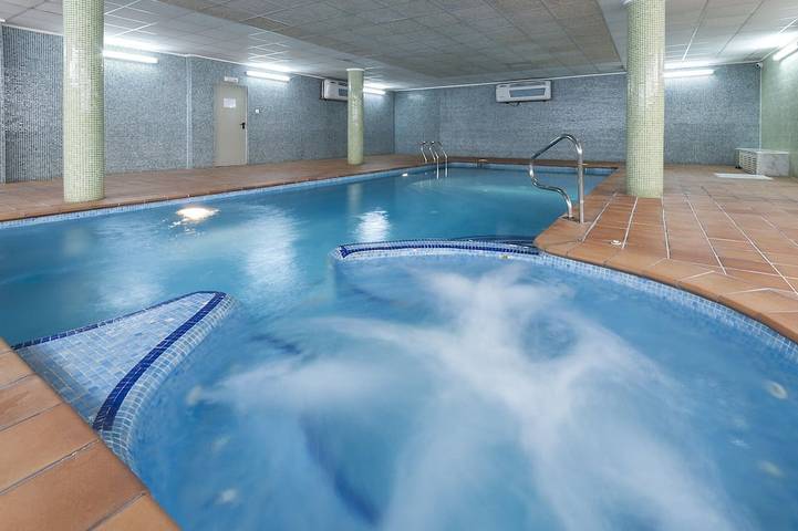 Casa para 10 personas, con piscina además de jacuzzi y terraza en Gandía
