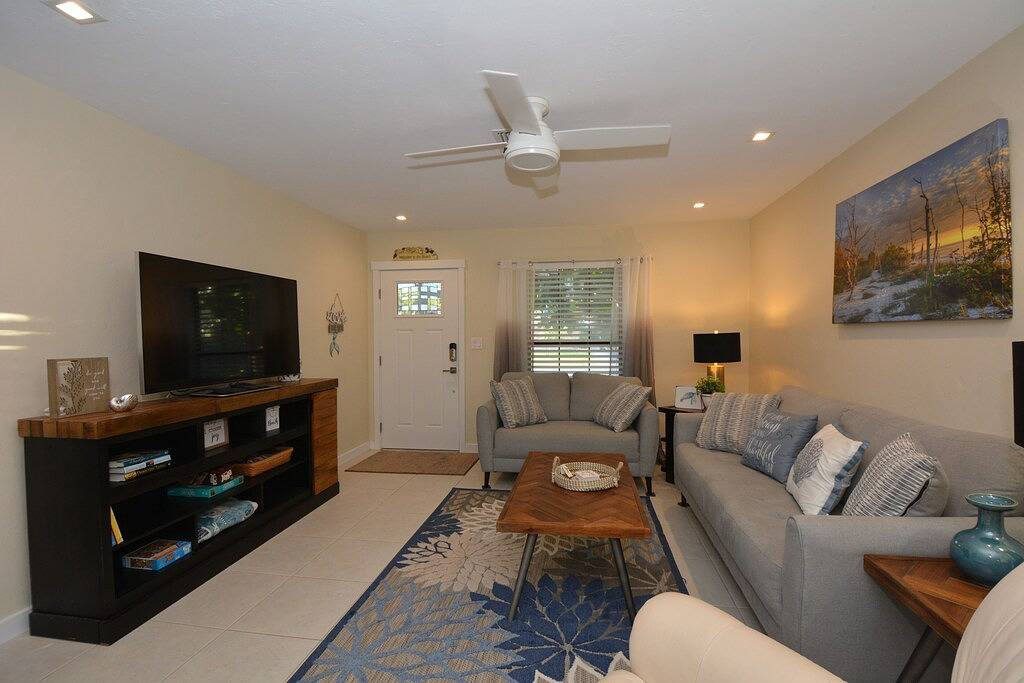 Lakeview Seashell 2Br Cottage, Pets Welcome! Sleeps 4 in Bonita Springs, Southwest Florida