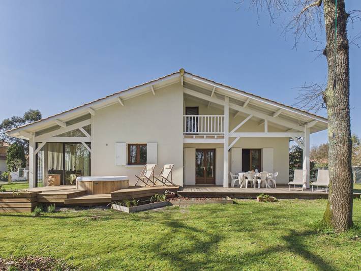 Ferienhaus für 8 Personen, mit Garten und Terrasse sowie Whirlpool - 1