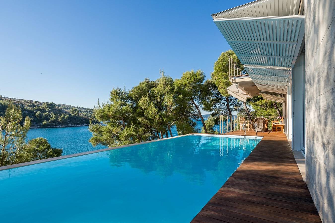 Luxus Villa Azure Bay direkt am Meer mit beheiztem Pool und Grill, ideal für Familien und Haustiere in Milna, Brac