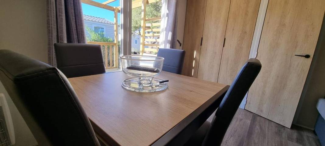 Camping pour 8 personnes, avec piscine et terrasse ainsi que jardin et vue