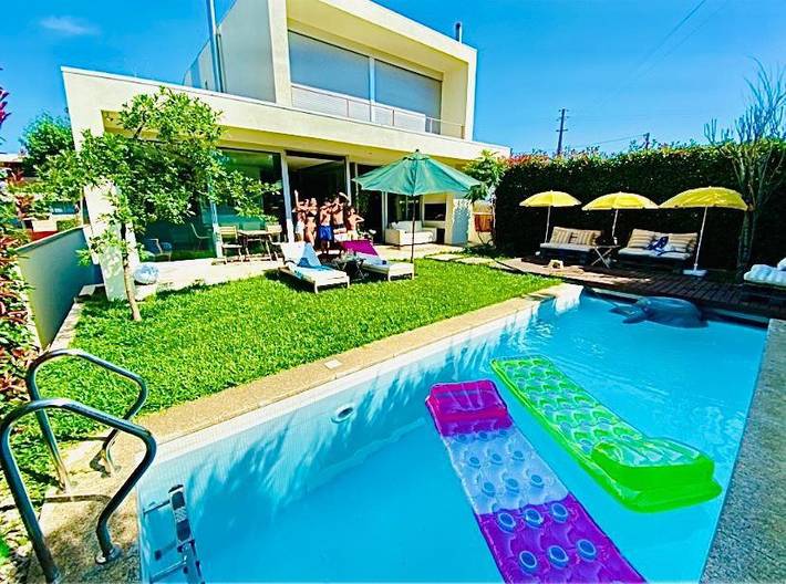 Casa de férias para 16 pessoas, com jacuzzi e piscina e ainda jardim and piscina infantil em Barcelinhos
