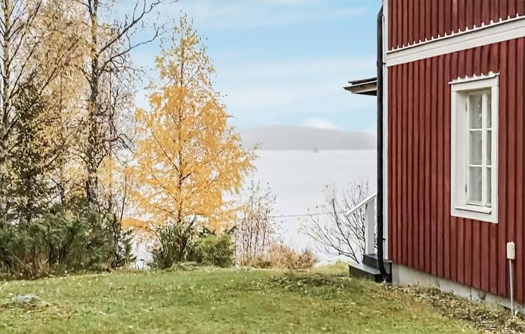 Hus för 7 Personer med trädgård in Jämtland