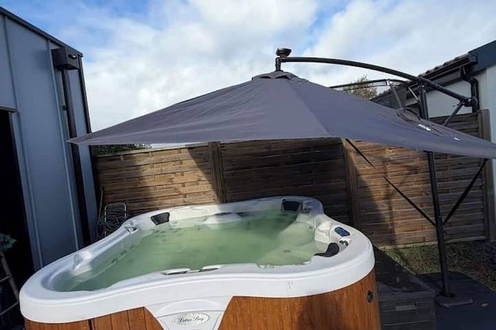 Apartamento entero, El Nido Secreto - Jacuzzi Privado - Escapada Romántica Cerca de Arcachon in Marcheprime, Region de Arcachon