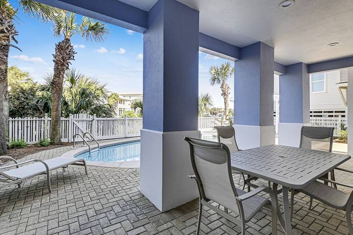 Vacation rental for 10 people, with garden and pool as well as balcony and hot tub in Destin