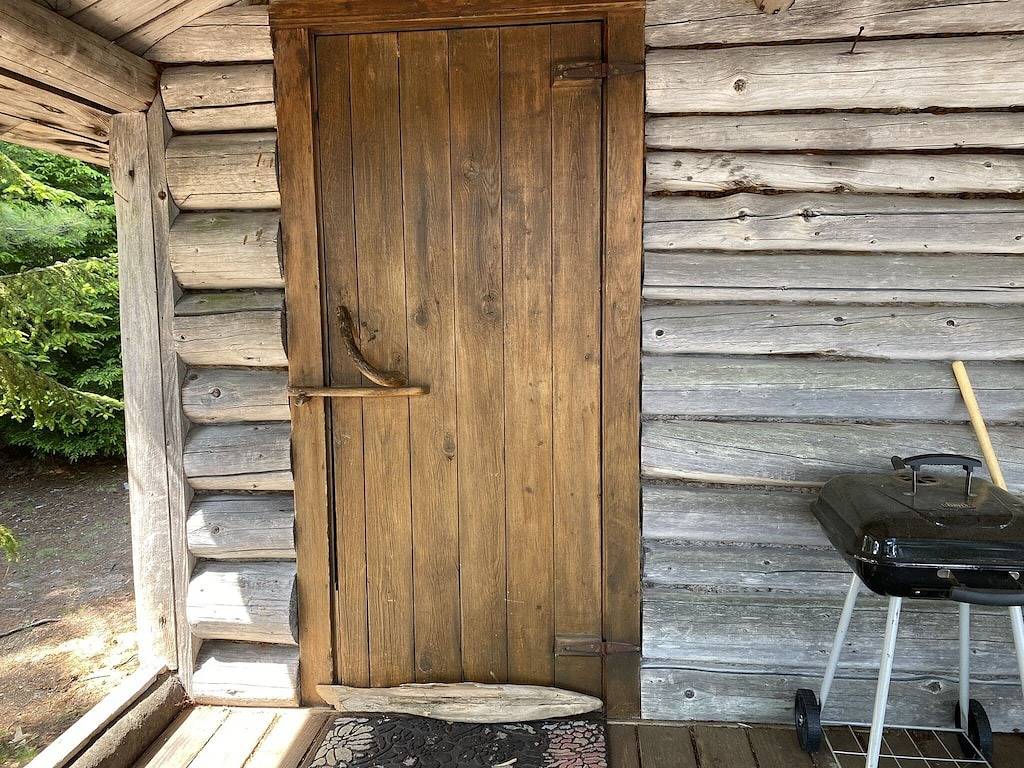 Gehen Sie zu dieser einsamen Hütte am See in Downeast Maine in Washington County (Maine)