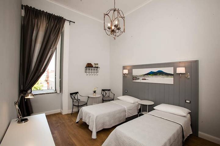 Ganze Wohnung, 2 Schlafzimmer Apartment im historischen Zentrum in Neapel, Neapel Provinz