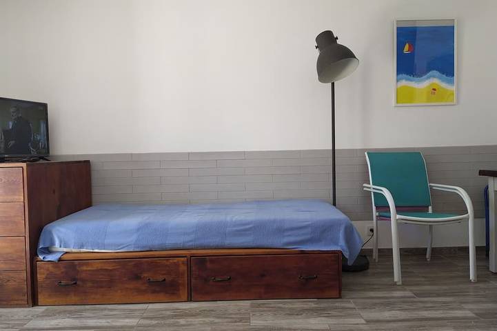 Gîte pour 5 personnes, avec piscine ainsi que terrasse et jardin dans Plage Du Pradeau - 3