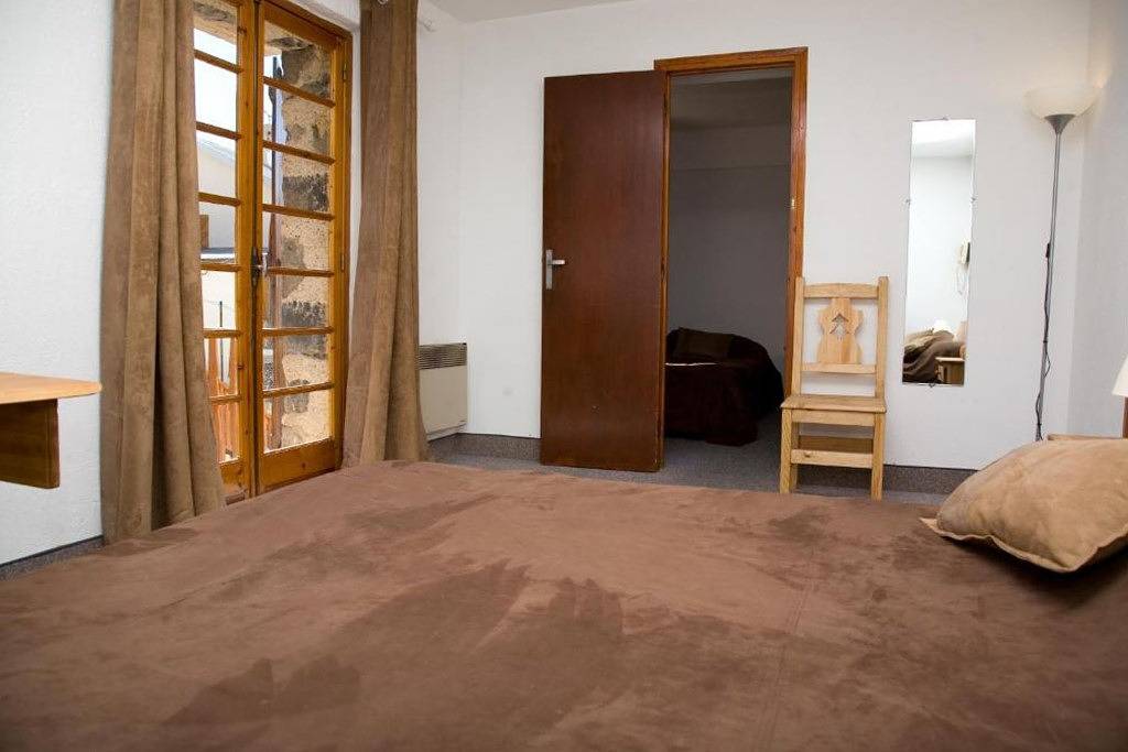 Entire apartment, Le Chastellan Double room/Chambre Double in Guillaumes, Nice region