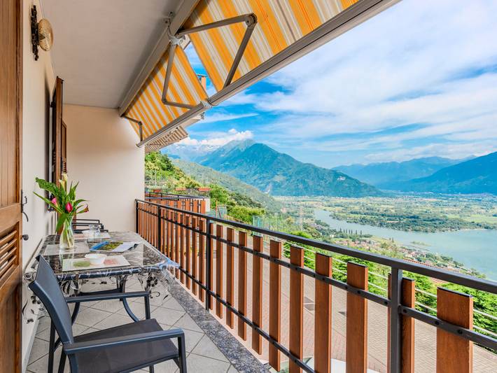 Ferienwohnung für 6 Personen, mit Balkon und Terrasse sowie Seeblick und Ausblick in Trezzone