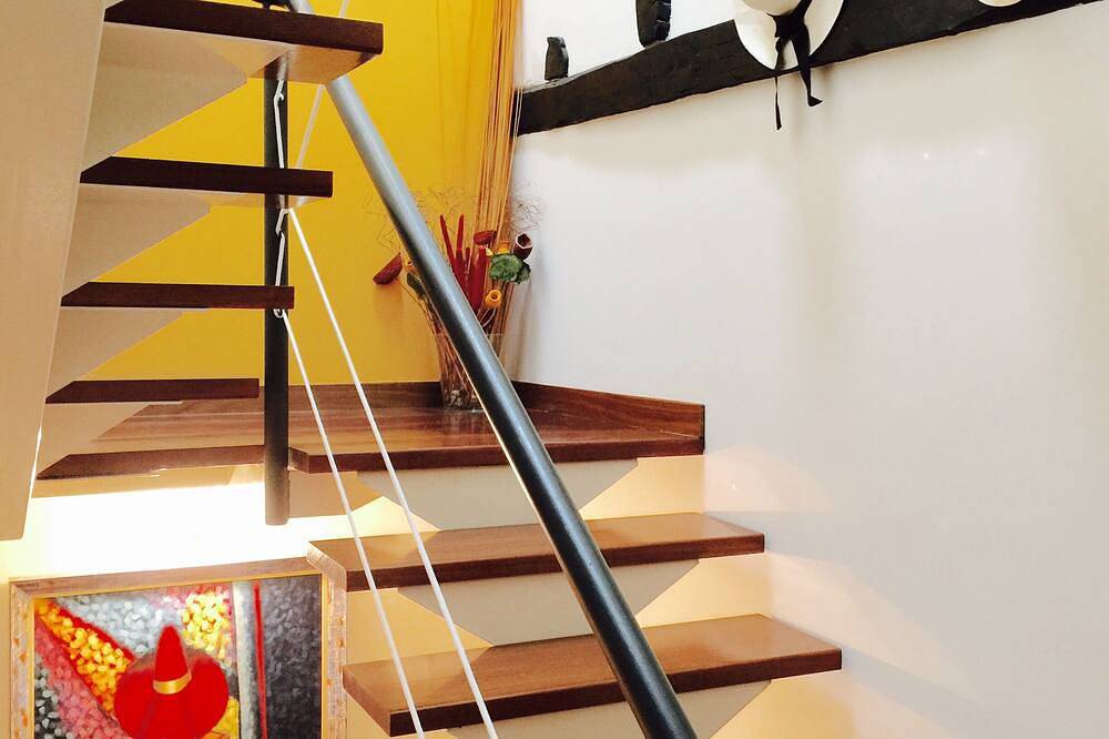 Dulantziko Arbola. An old house. A modern home in Alegría-Dulantzi, Cordillera Cantábrica