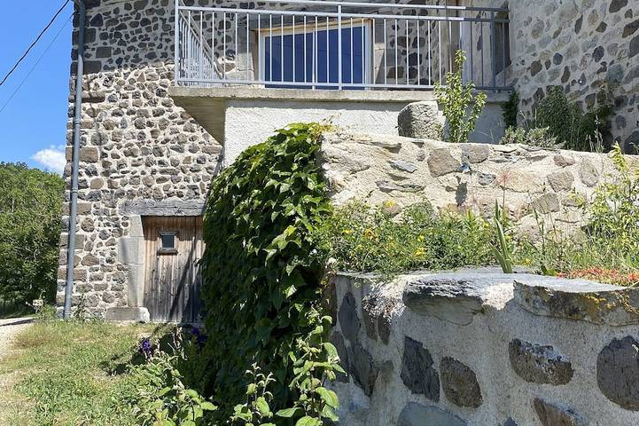 Gîte pour 5 personnes, avec jardin et terrasse dans Saint-Julien-du-Pinet
