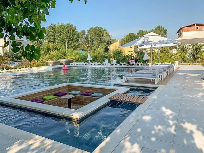 Appart’hôtel pour 4 personnes, avec Balcon et Jacuzzi ainsi que Terrasse et Jardin dans Shkodër