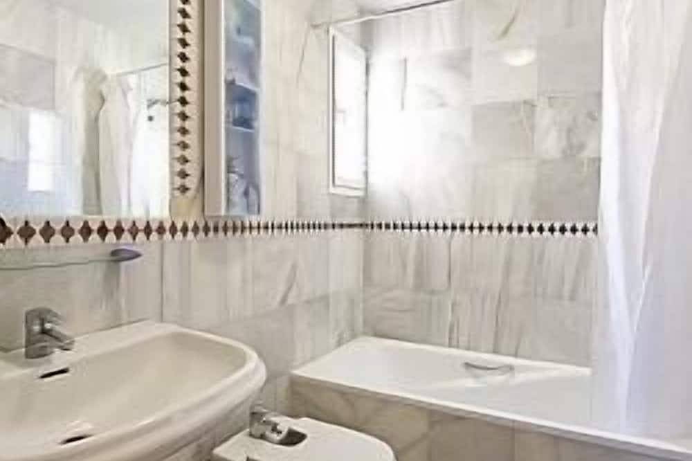 Entire apartment, First Floor Apartment On Golf Resort, Shared Poolwell Equipped Apartment in Vera, Costa de Almería