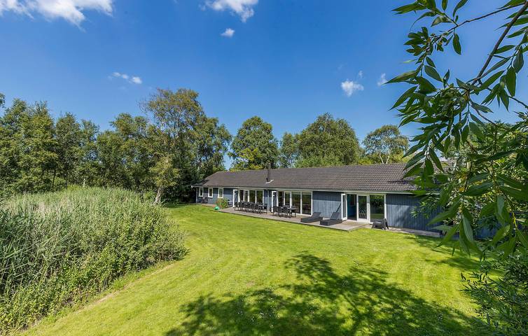 Ferieudlejning for 17 personer, med terrasse og jacuzzi samt sauna i Vejby