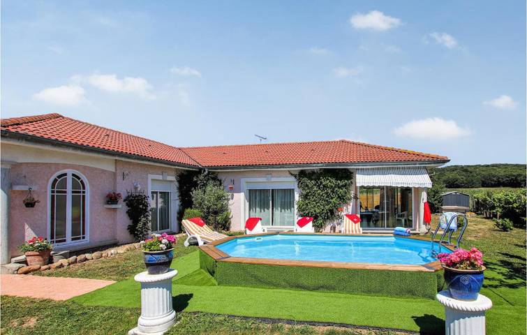 Location de vacances pour 6 personnes, avec piscine ainsi que terrasse et jardin à Flachères