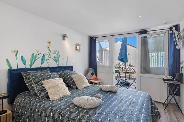 Bed and Breakfast 'Chambre 3' with Shared Terrace, Wi-Fi and Air Conditioning in Saint-Gervais (Vendée), Vendée