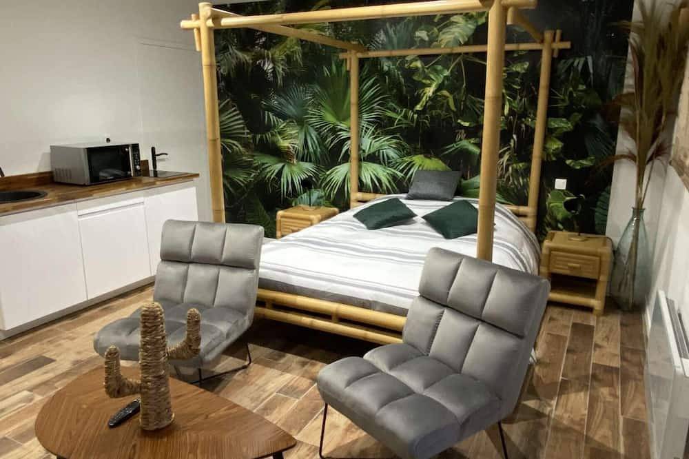 Jungle Room Avec Baignoire Balnéothérapie ! in Sotteville-lès-Rouen, Rouen region