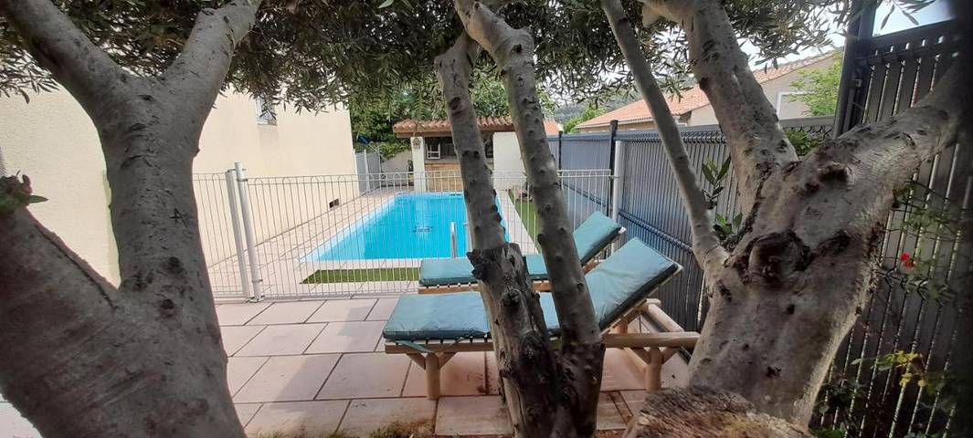 Location de vacances pour 6 personnes, avec piscine ainsi que vue et jardin à Armissan - 3