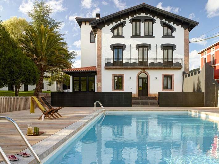 Maison de campagne pour 2 personnes, avec Balcon et Terrasse ainsi que Jardin et Piscine à Gautegiz Arteaga