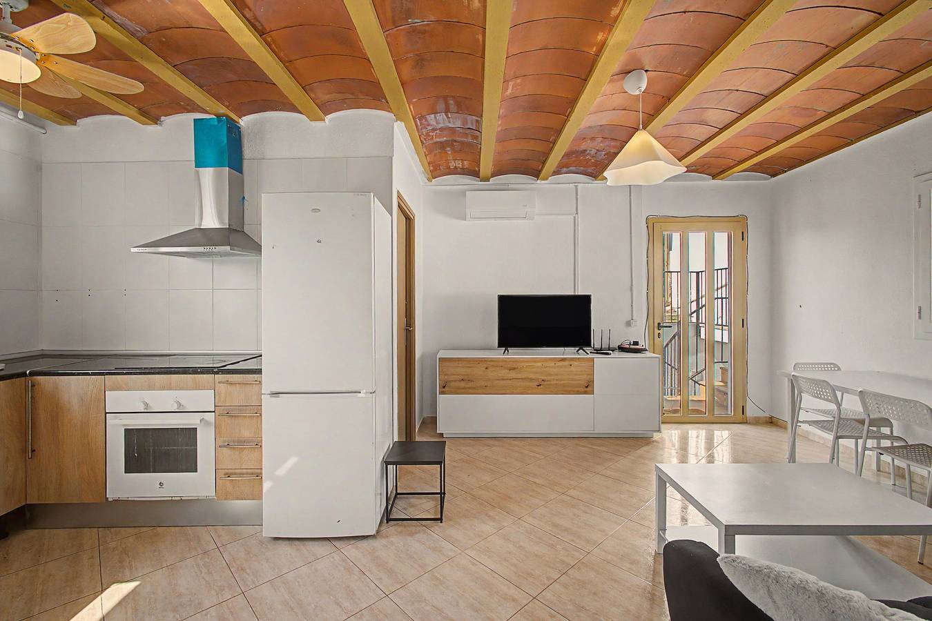 Apartamento entero, Apartamento 'I Maset De La Salut' con vistas a la montaña, Wi-Fi y aire acondicionado in Piera, Interior de Barcelona