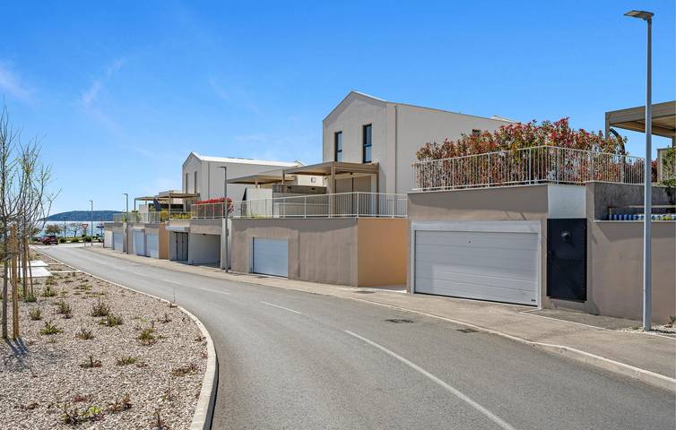 Ferienwohnung für 4 Personen, mit Terrasse und Seeblick in Sibenik - 2