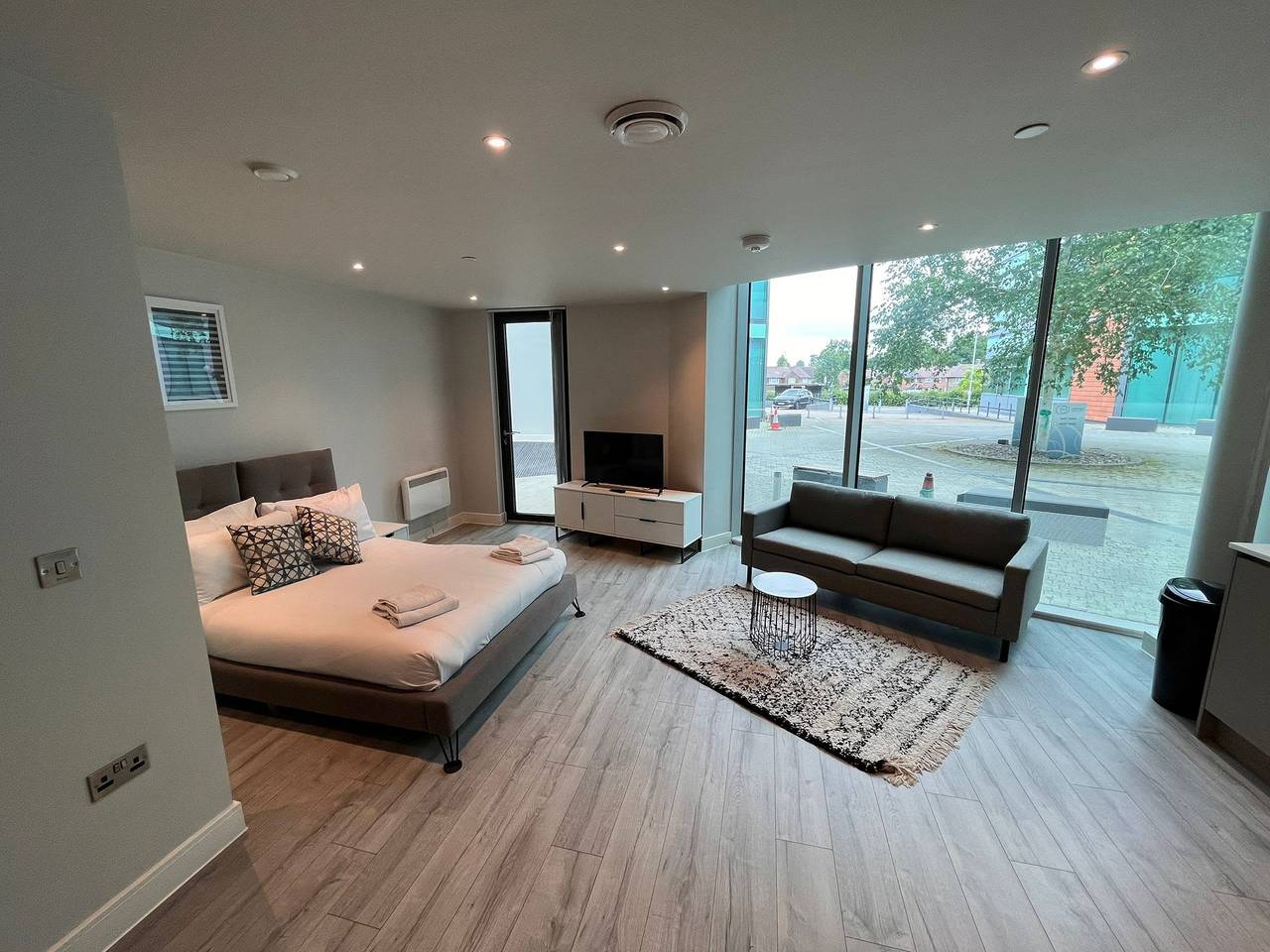 Entire apartment, Modern Studio Apartment for 3 pax, Free Parking in Bracknell, Berkshire