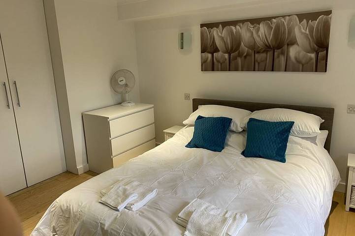 Entire apartment, Garden Apartment with Private Hot Tub, Sauna and Parking,  Your own spa retreat! in Brighton, Sussex