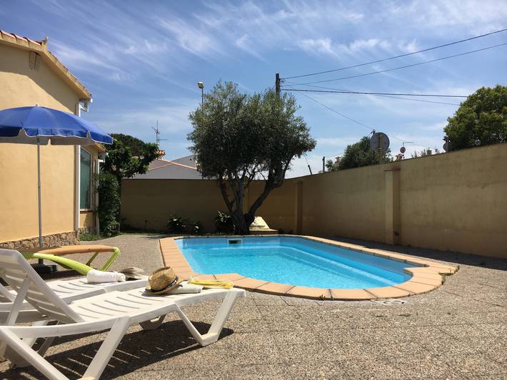 Casa rural para 8 personas, con vistas además de terraza y jardín en Alt Empordà - 3