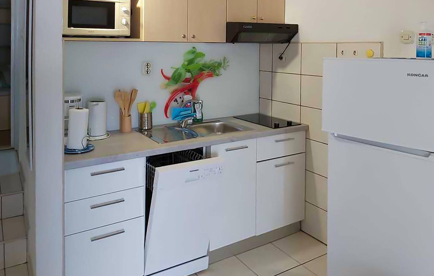 Ganze Ferienwohnung, Charmantes Apartment, 200 m vom Strand entfernt: Apartment am Pool mit WLAN und Terrasse in Zivogosce, Makarska Riviera