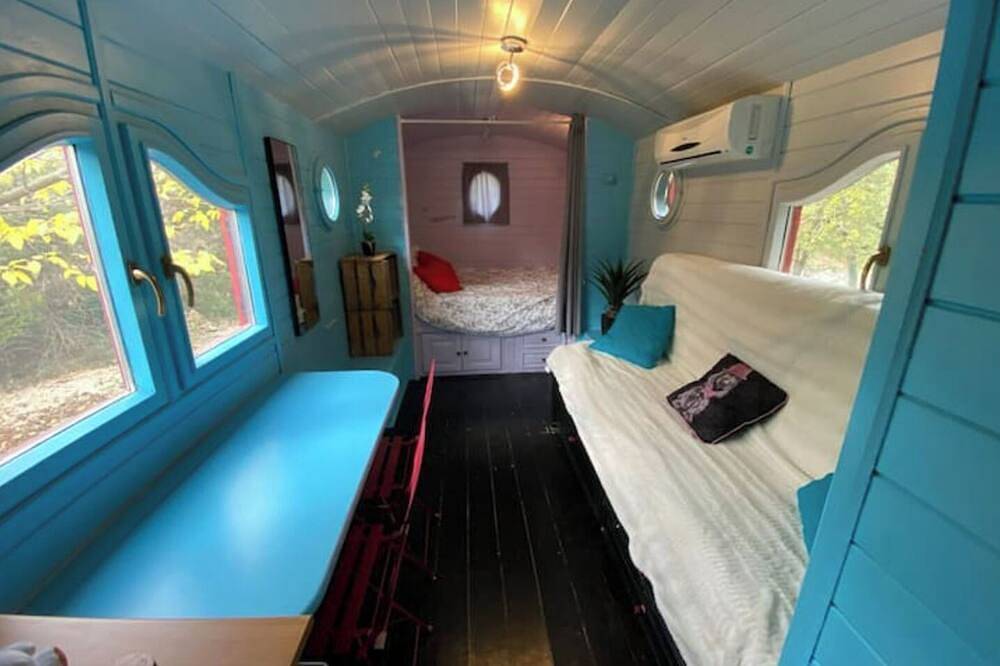 Roulotte with air conditioning and private pool in Tourtour in Tourtour, Region de Draguignan