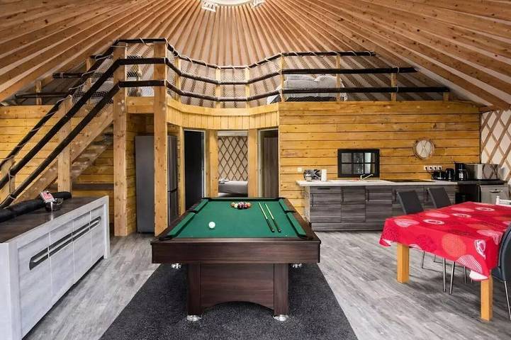 Cabane en bois pour 8 personnes, avec terrasse