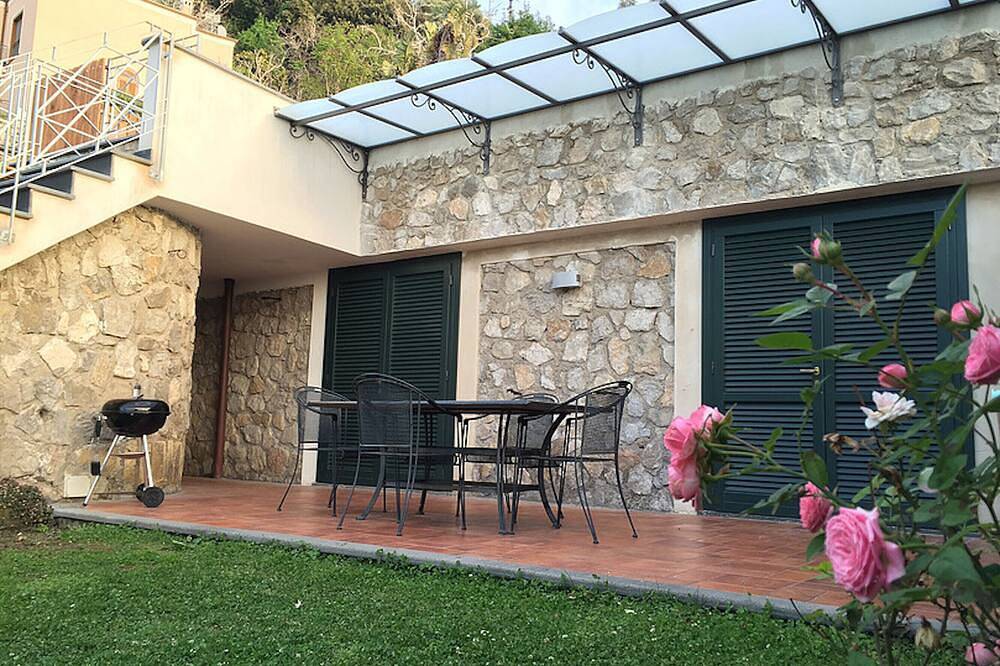 Villa Bikini, a paradise on the rock steep above the sea with swimming pool. in Vico Equense, Penisola Sorrentina