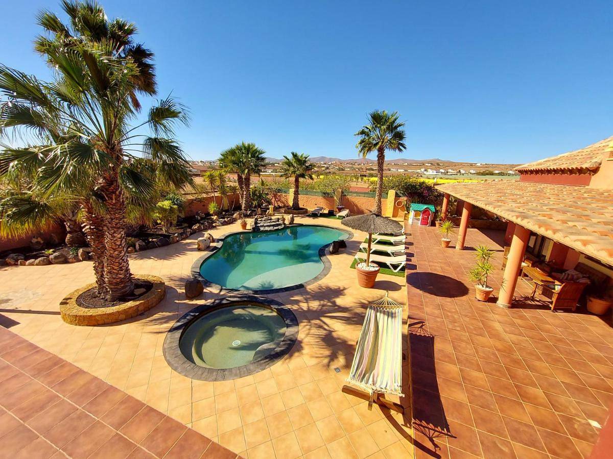 Villa Cora - Traumvilla mit privatem Tennisplatz & beheiztem Pool in Triquivijate, Antigua