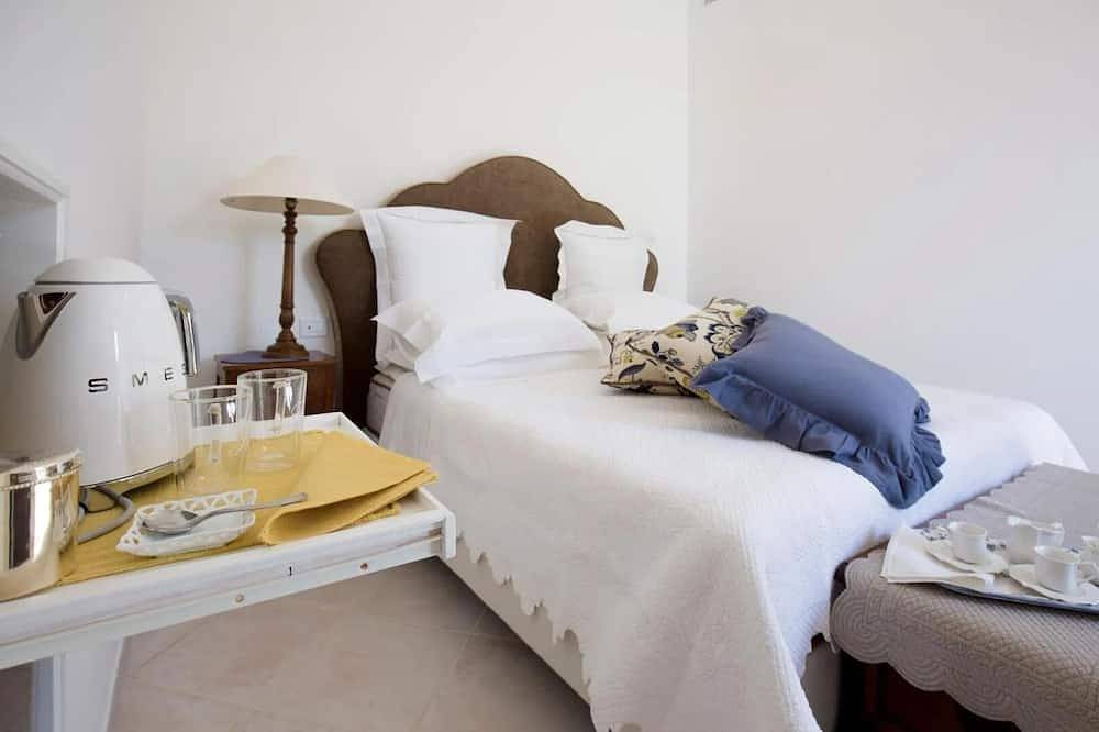 Anthea Suite in Cacace Palace with garden, near the sea and the station in Meta, Naples Province