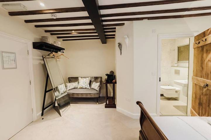 Experience boutique comfort above The Powell pub in Birchington. Stylish en-suite rooms, luxury touches, and a vibrant pub below—perfect for business, couples, or families. Book your coastal escape today! in Birchington, Kent