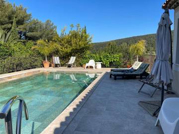 Gîte pour 4 personnes, avec piscine ainsi que vue et jardin à Ceyreste