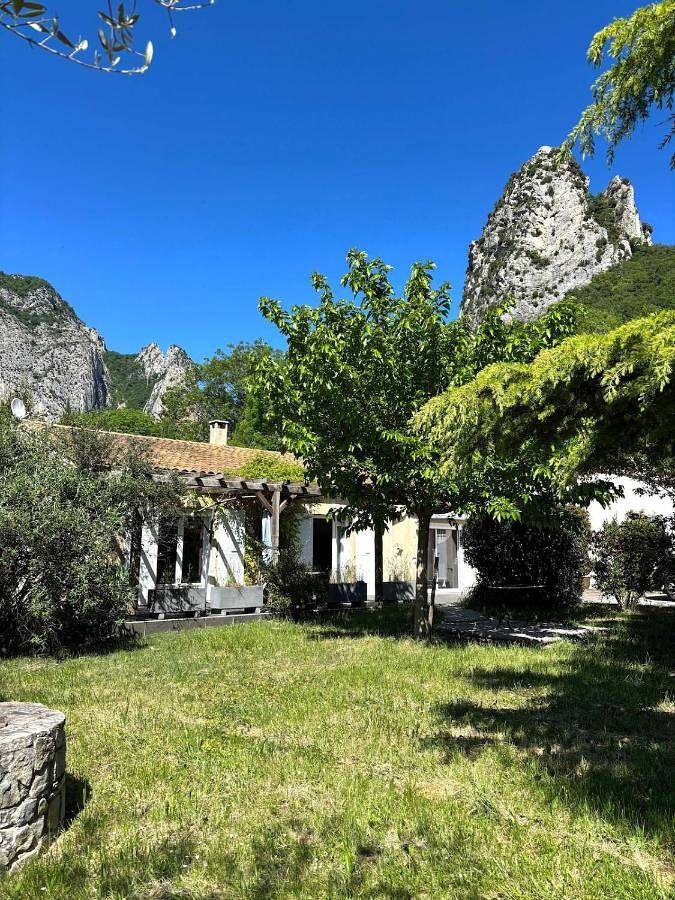 Location de vacances pour 6 personnes, avec terrasse ainsi que vue et jardin à Saou
