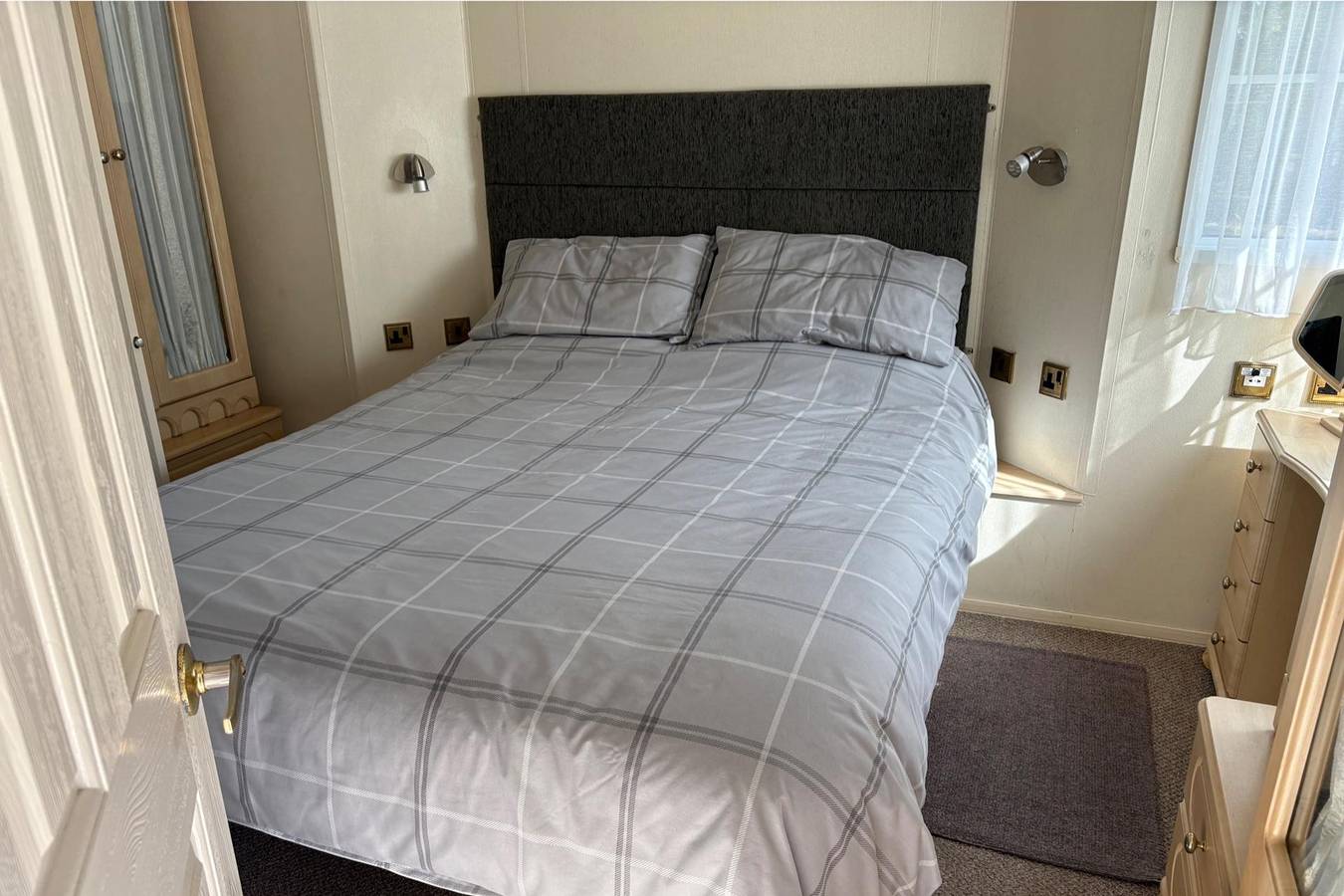 2 Bed Lodge Sleeps 5 - Pet Friendly, Wifi, Parking in Skegness, Lincolnshire