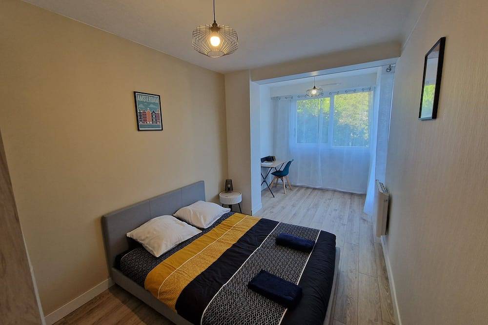 Maison 4 Chambres 8 Personnes, Bureau, Jardin, Garage. Quartier Calme de la Gare in La Roche-sur-Yon, Loire Valley