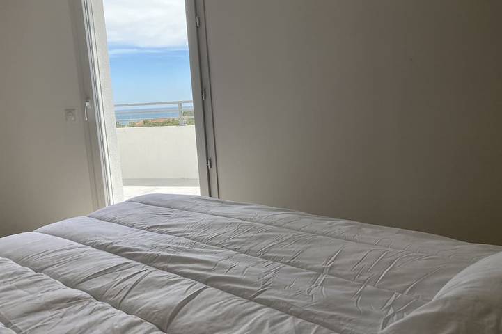 Entire apartment, New superb 90 m2 seafront apartment on the Côte Bleue in Martigues, Mediterranean Coast (France)