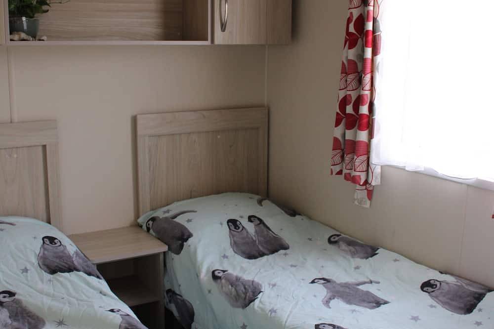 Cosy beachfront getaway in West Mersea- fishing, golf & swimming pool onsite in Mersea Island, Colchester