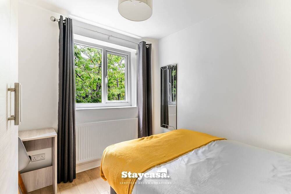 Spacious 2Br Home w/ Garden | 2-Min Walk to Town in Stockport, Greater Manchester