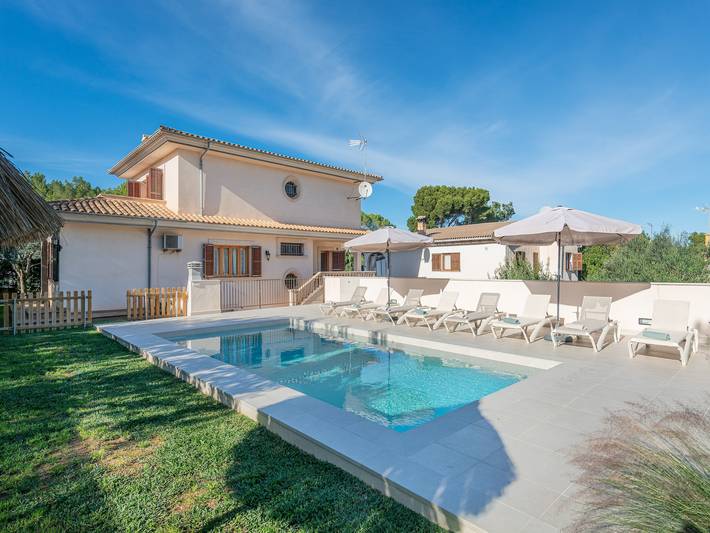Villa pour 8 personnes, avec piscine et jardin, adapté aux familles à Son Serra de Marina