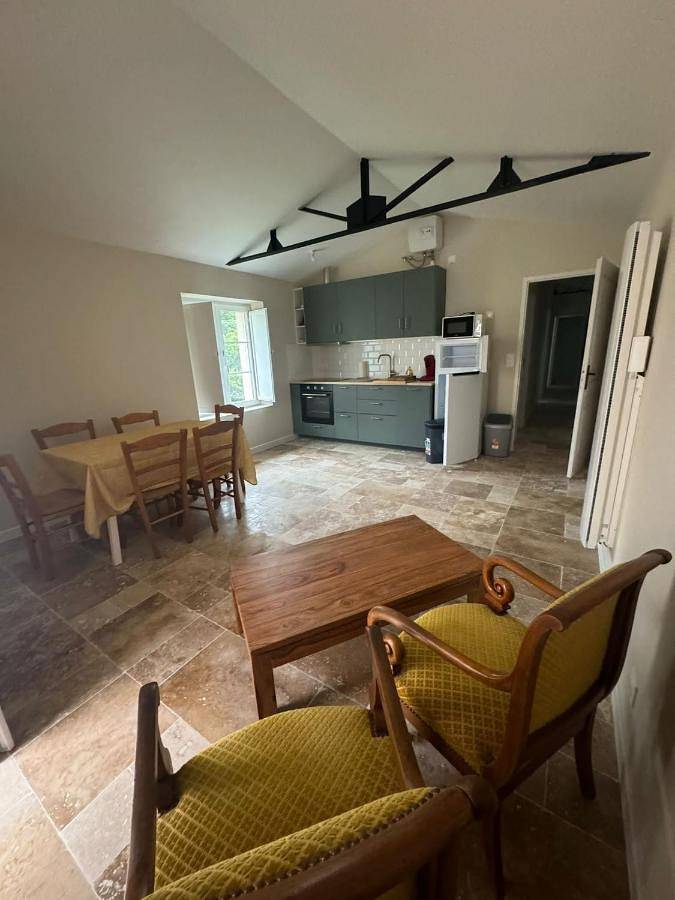 Location de vacances pour 4 personnes, avec Balcon et Terrasse ainsi que Jardin et Vue à Curzon (homonymie)