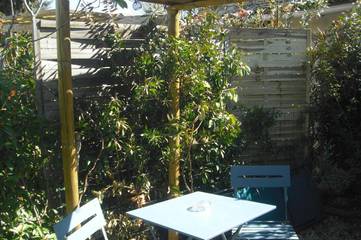 Gîte pour 2 personnes, avec vue ainsi que piscine et jardin à Gordes