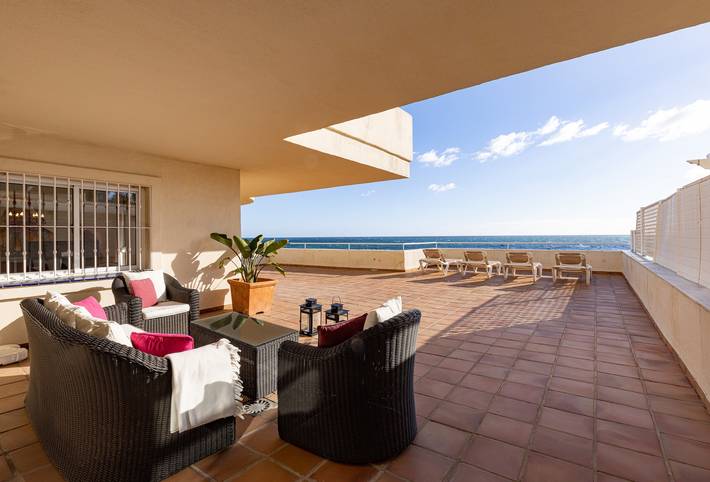 Entire apartment, Apartment 'Bermuda Beach 7' Close to the Beach with Pool, Garden & Wi-Fi in Buenas Noches, Estepona
