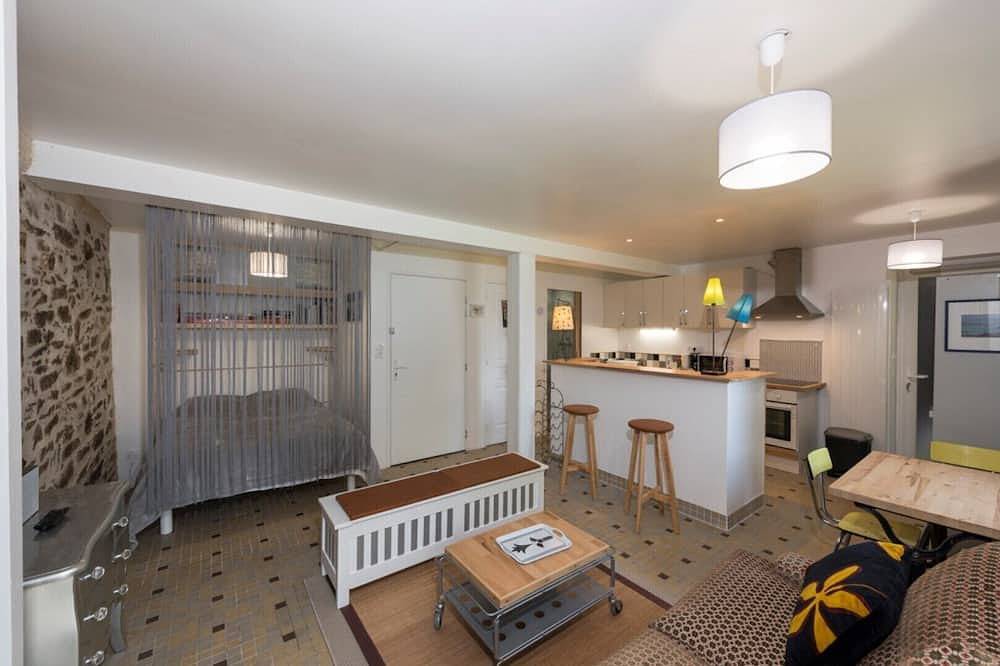 Apartamento entero, Gran estudio independiente (30m2) con terraza, pies en el agua. in Béganne, Región de Vannes